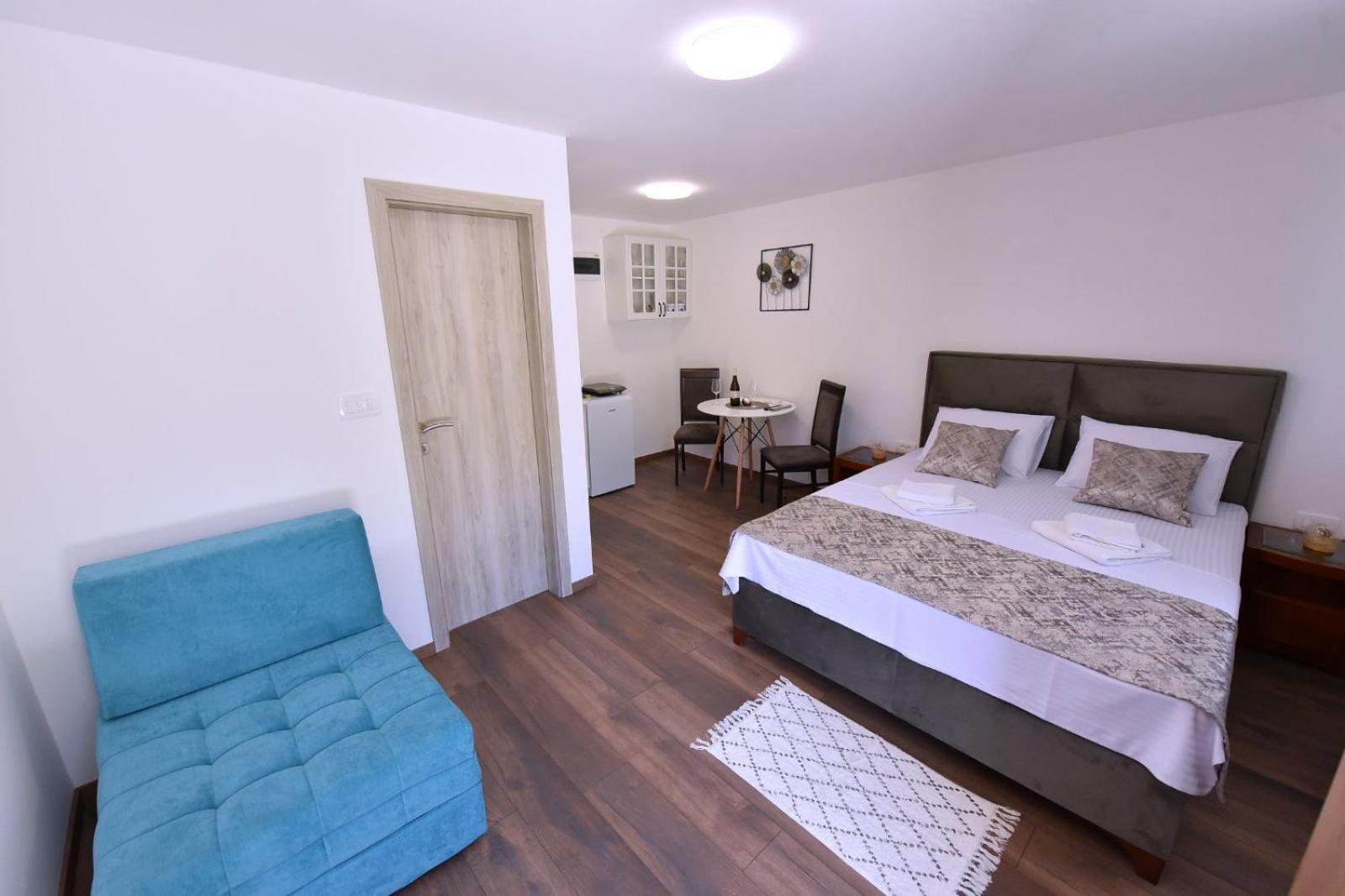 Airport Apartments Tri Hrasta Podgorica Buitenkant foto
