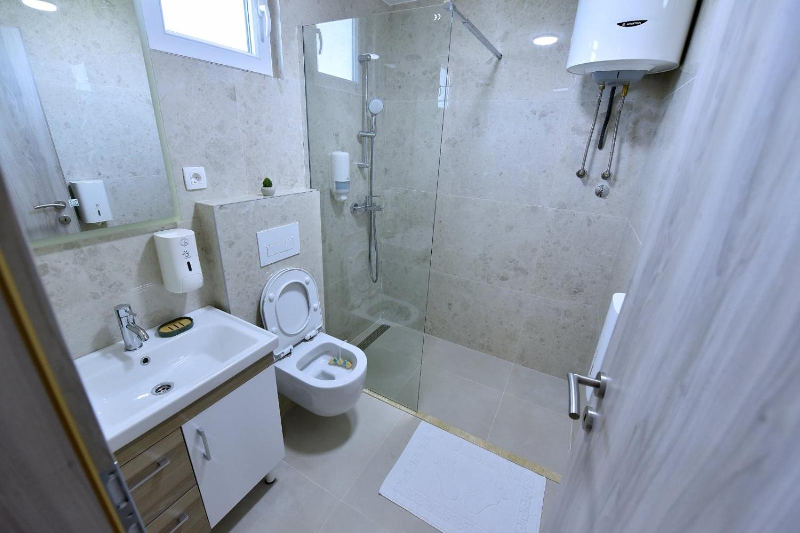 Airport Apartments Tri Hrasta Podgorica Buitenkant foto