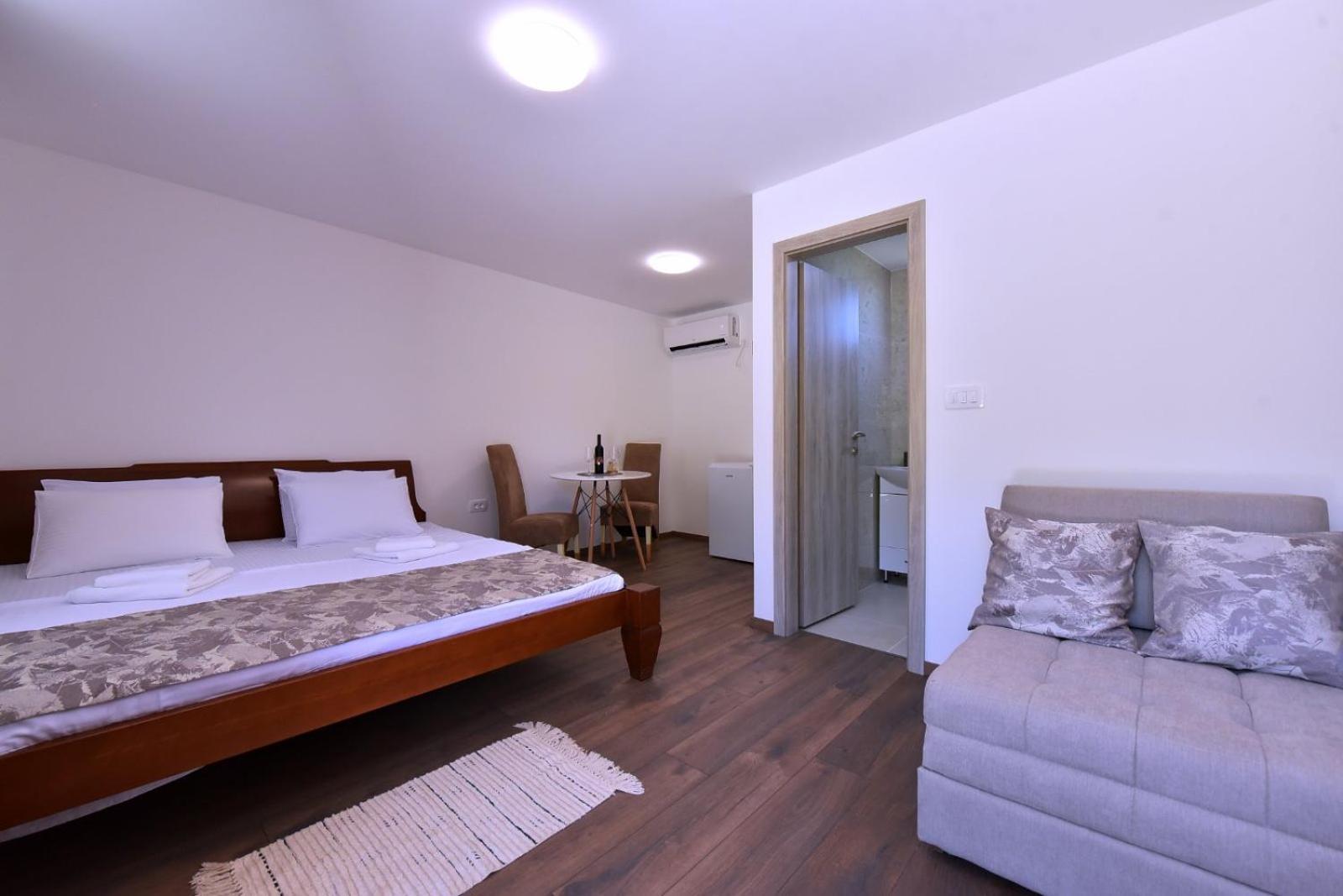 Airport Apartments Tri Hrasta Podgorica Buitenkant foto