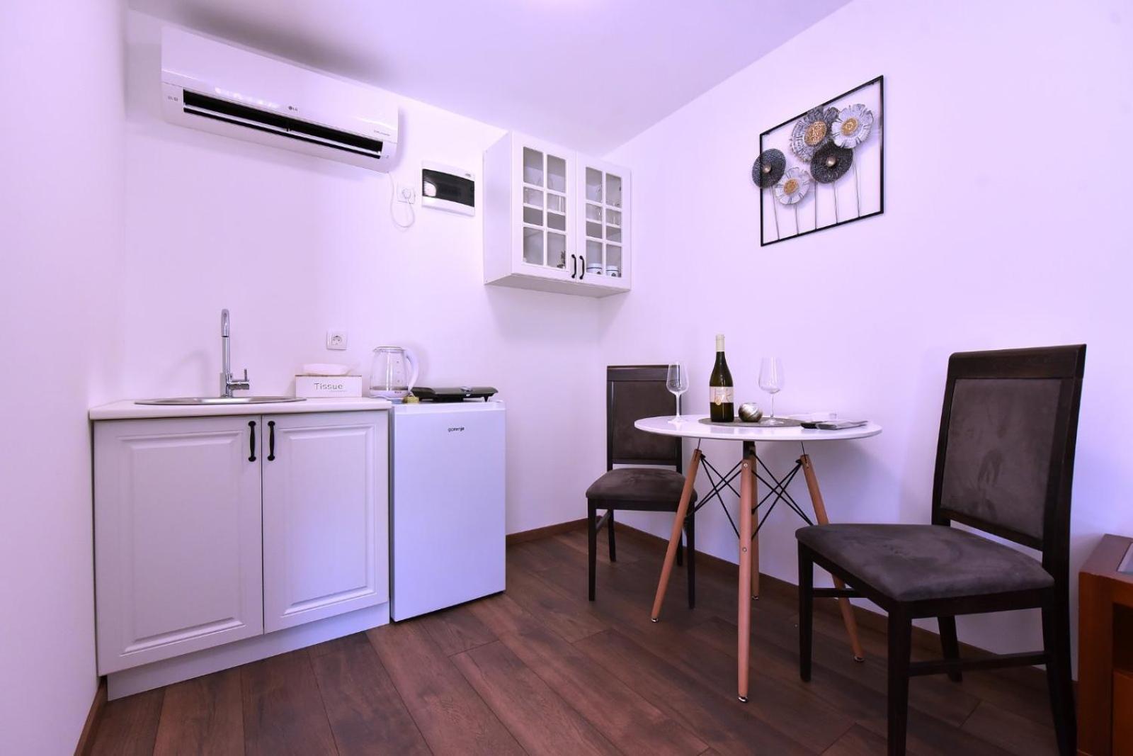Airport Apartments Tri Hrasta Podgorica Buitenkant foto