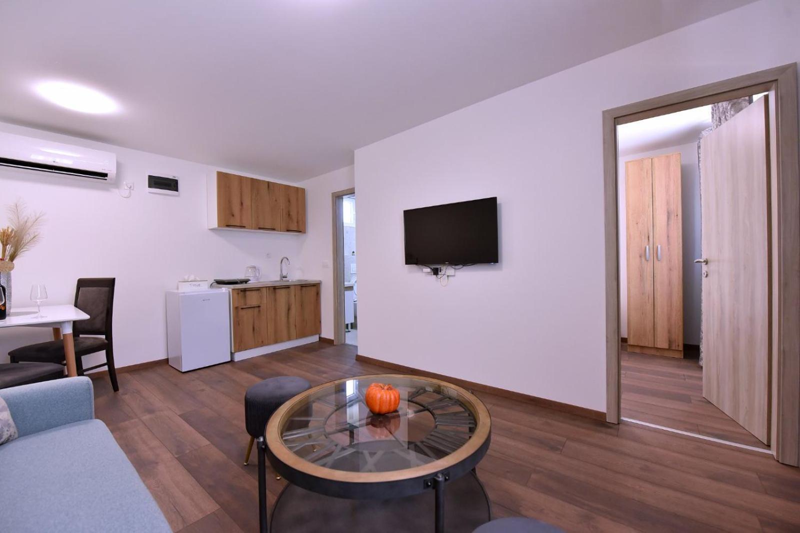 Airport Apartments Tri Hrasta Podgorica Buitenkant foto
