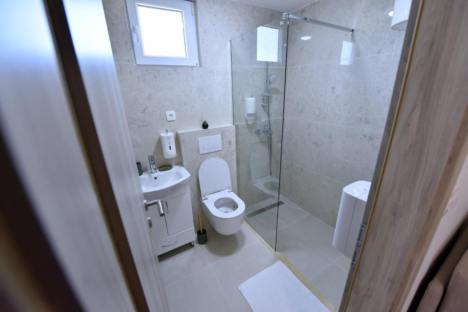 Airport Apartments Tri Hrasta Podgorica Buitenkant foto