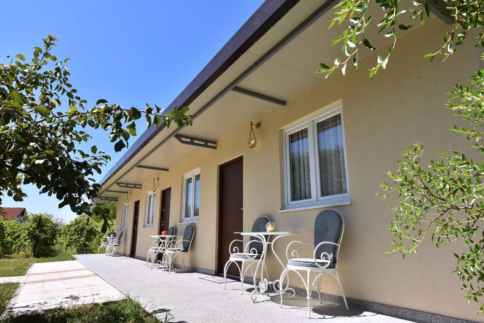 Airport Apartments Tri Hrasta Podgorica Buitenkant foto